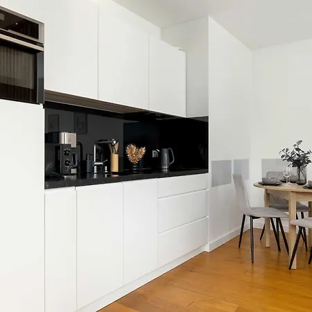 Exclusive Air Conditioned In Cracow With Parking And Desk Close To The River By Renters Prestige Lägenhet