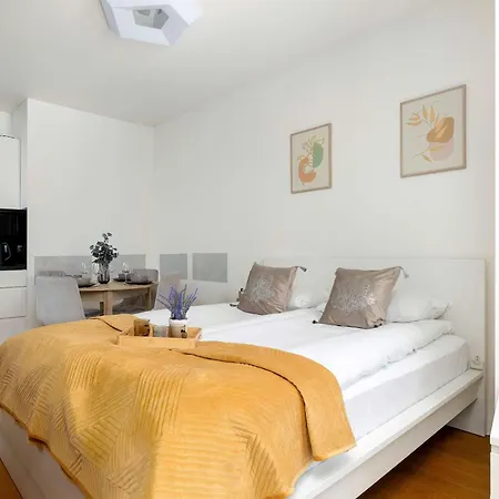 Exclusive Air Conditioned In Cracow With Parking And Desk Close To The River By Renters Prestige Daire *