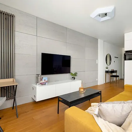 Exclusive Air Conditioned In Cracow With Parking And Desk Close To The River By Renters Prestige Krakau