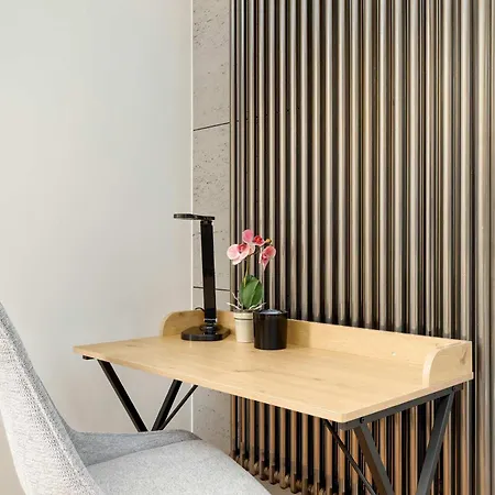 Appartement Exclusive Air Conditioned In Cracow With Parking And Desk Close To The River By Renters Prestige Krakau