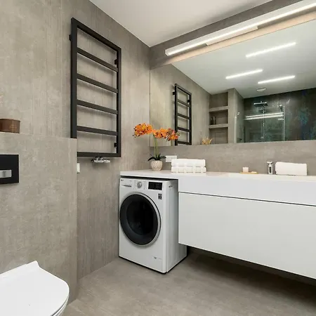 Exclusive Air Conditioned In Cracow With Parking And Desk Close To The River By Renters Prestige Appartement